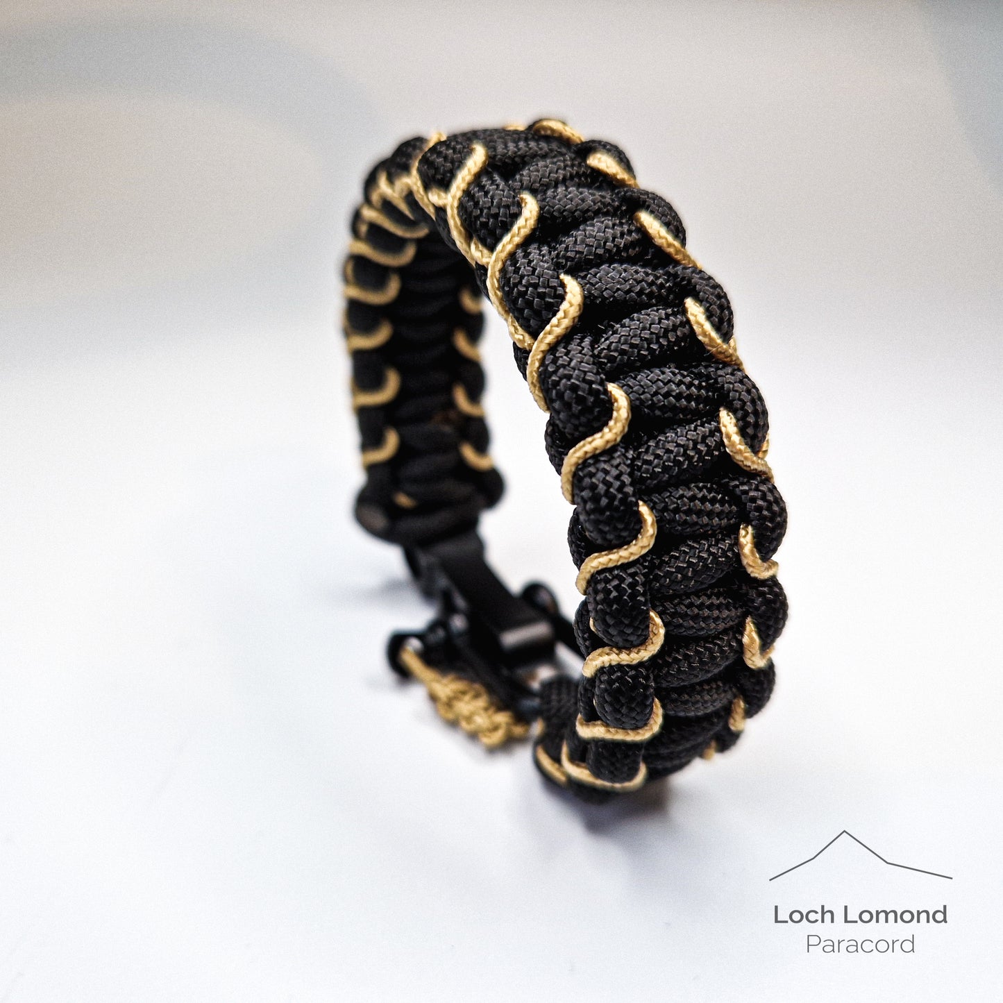 US Paracord Side Stitched Cobra Bracelet with Metal Shackle – Loch